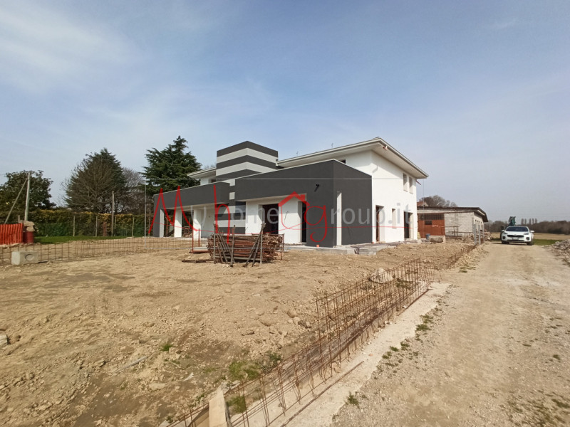 LEGNARO (RIF: V444-R): Porzione di villa bifamiliare, caratterizzata da generose dimensioni e un ...