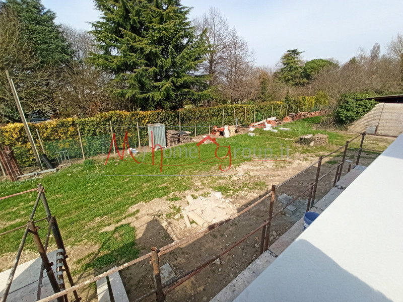 LEGNARO (RIF: V444-R): Porzione di villa bifamiliare, caratterizzata da generose dimensioni e un ...