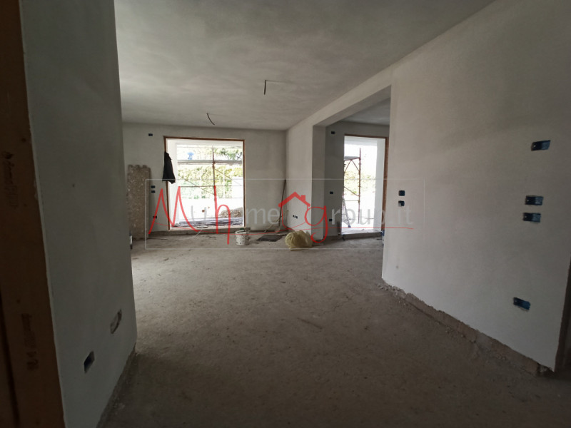 LEGNARO (RIF: V444-R): Porzione di villa bifamiliare, caratterizzata da generose dimensioni e un ...