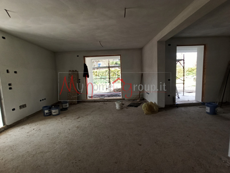 LEGNARO (RIF: V444-R): Porzione di villa bifamiliare, caratterizzata da generose dimensioni e un ...