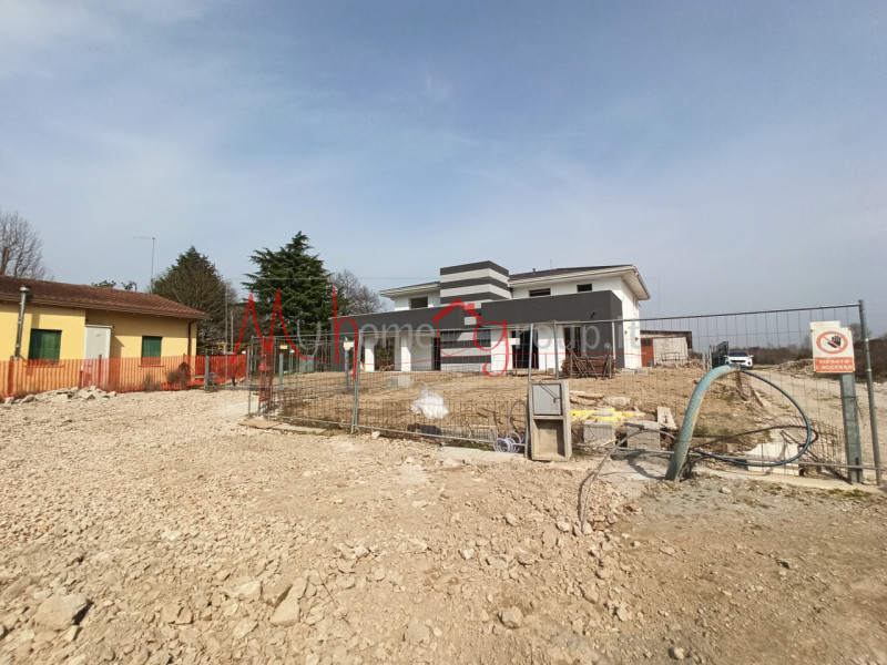 LEGNARO (RIF: V444-R): Porzione di villa bifamiliare, caratterizzata da generose dimensioni e un ...