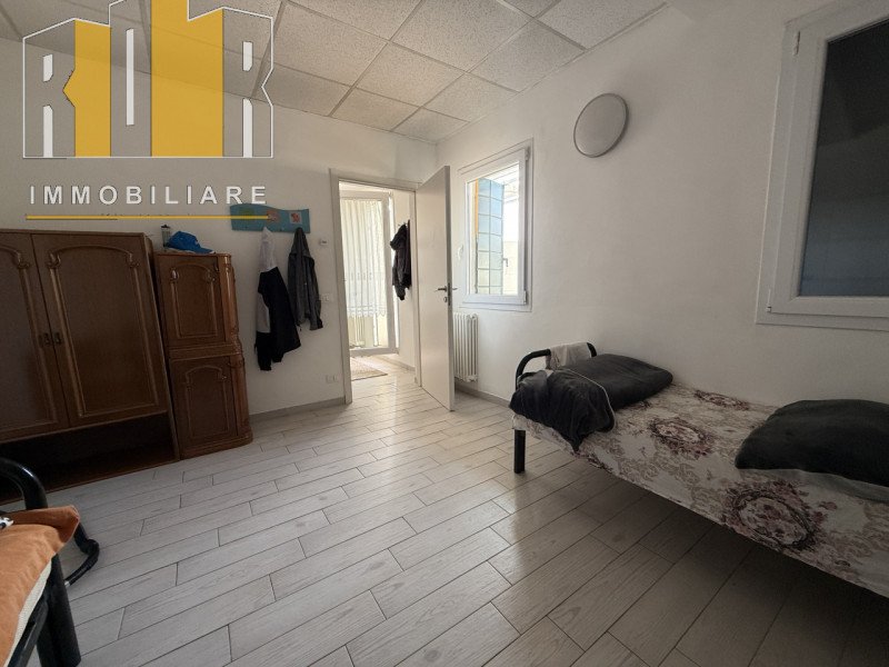 PER INVESTIMENTO proponiamo in esclusiva appartamento al piano primo ristrutturato con ingresso a...