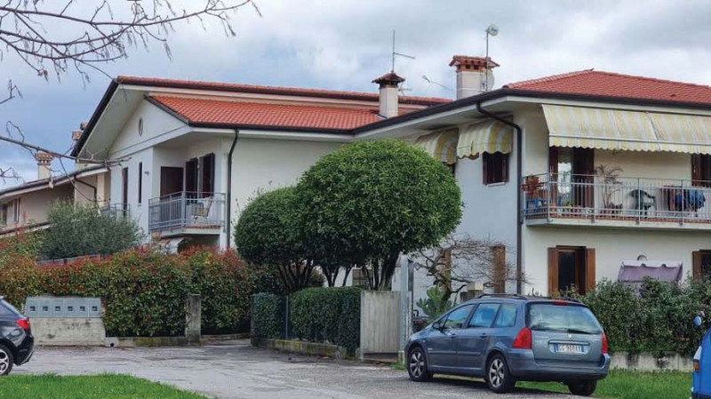 Appartamento al piano terra con giardino privato, garage e magazzino offerti all'asta: soluzione ...