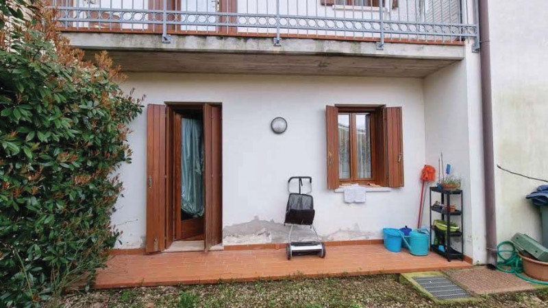 Appartamento al piano terra con giardino privato, garage e magazzino offerti all'asta: soluzione ...