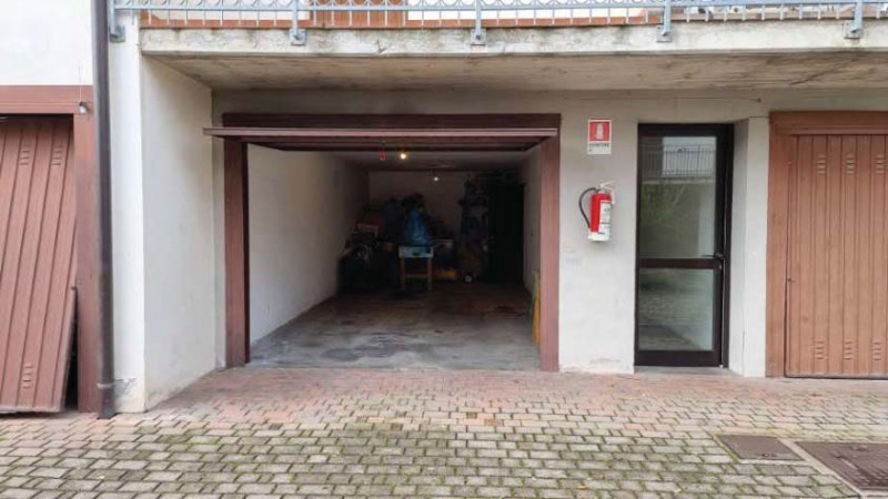 Appartamento al piano terra con giardino privato, garage e magazzino offerti all'asta: soluzione ...