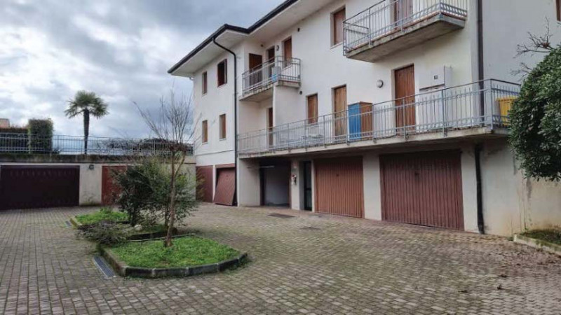 Appartamento al piano terra con giardino privato, garage e magazzino offerti all'asta: soluzione ...