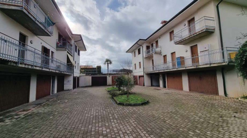 Appartamento al piano terra con giardino privato, garage e magazzino offerti all'asta: soluzione ...