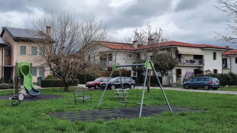 Appartamento al piano terra con giardino privato, garage e magazzino offerti all'asta: soluzione ...