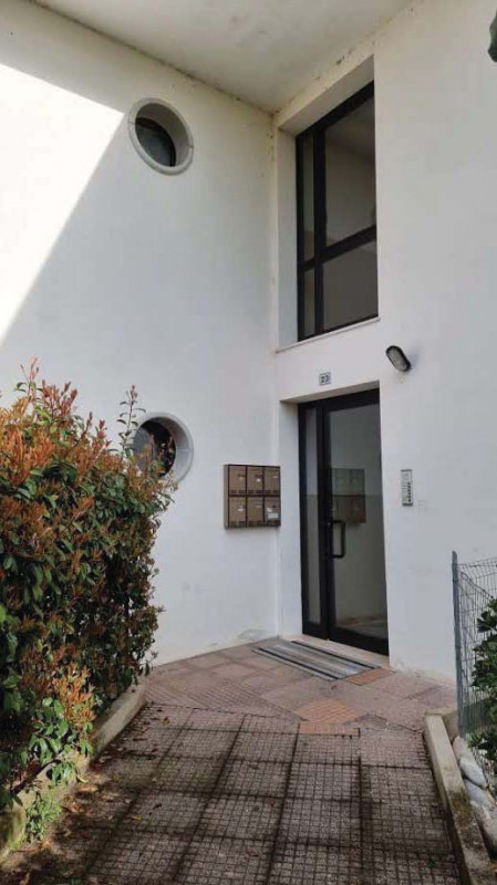 Appartamento al piano terra con giardino privato, garage e magazzino offerti all'asta: soluzione ...