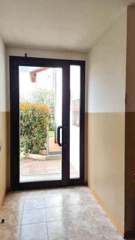 Appartamento al piano terra con giardino privato, garage e magazzino offerti all'asta: soluzione ...