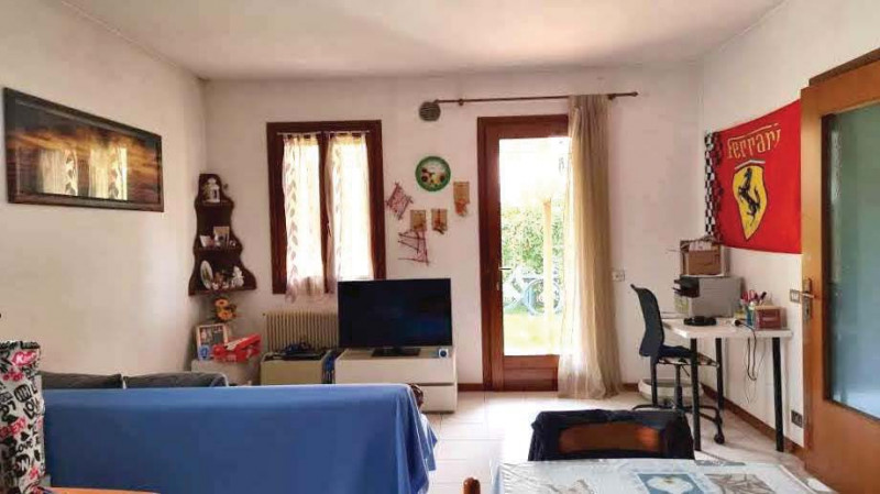 Appartamento al piano terra con giardino privato, garage e magazzino offerti all'asta: soluzione ...