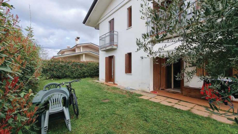 Appartamento al piano terra con giardino privato, garage e magazzino offerti all'asta: soluzione ...