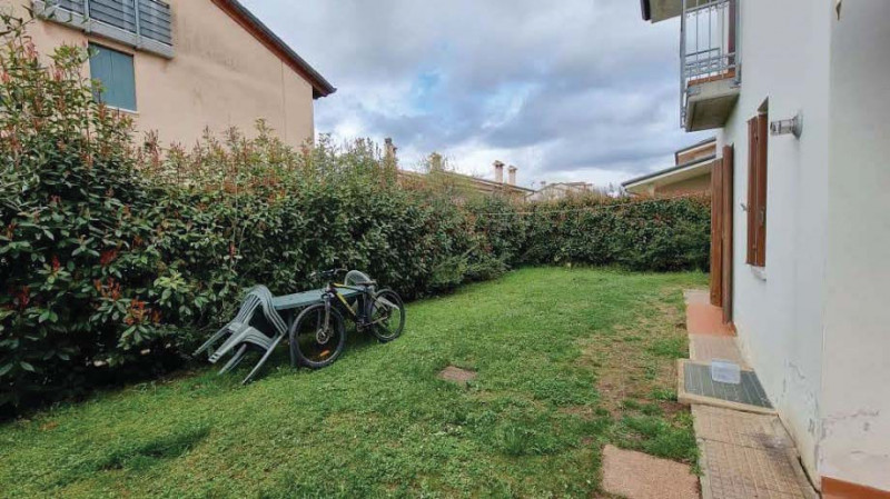 Appartamento al piano terra con giardino privato, garage e magazzino offerti all'asta: soluzione ...