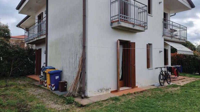 Appartamento al piano terra con giardino privato, garage e magazzino offerti all'asta: soluzione ...