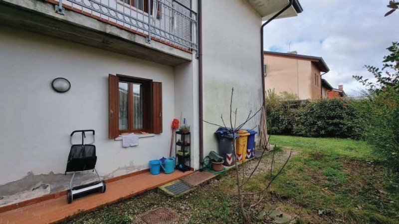 Appartamento al piano terra con giardino privato, garage e magazzino offerti all'asta: soluzione ...