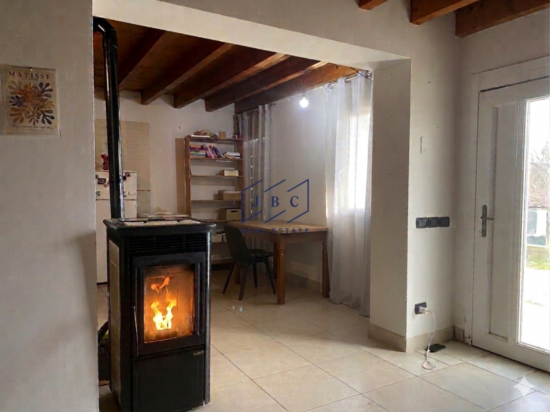 Fontanelle - (Treviso)

Casa colonica in piccolo borgo, parzialmente ristrutturata nel 2011. Situ...