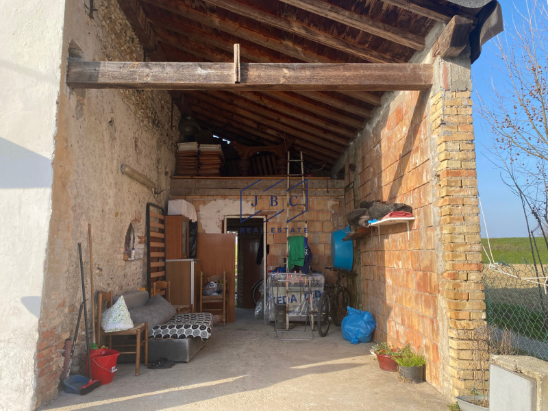 Fontanelle - (Treviso)

Casa colonica in piccolo borgo, parzialmente ristrutturata nel 2011. Situ...