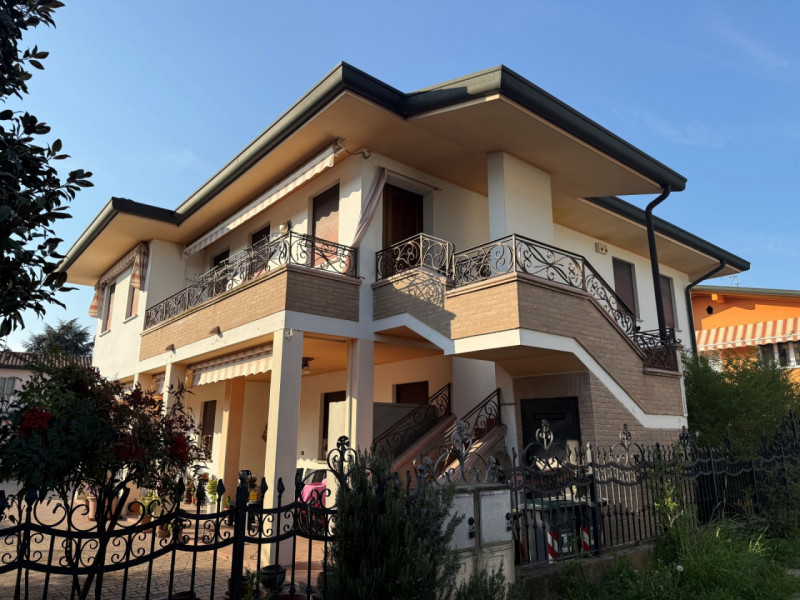 A Campolongo Maggiore, in zona centrale nelle vicinanze della chiesa proponiamo in vendita porzio...