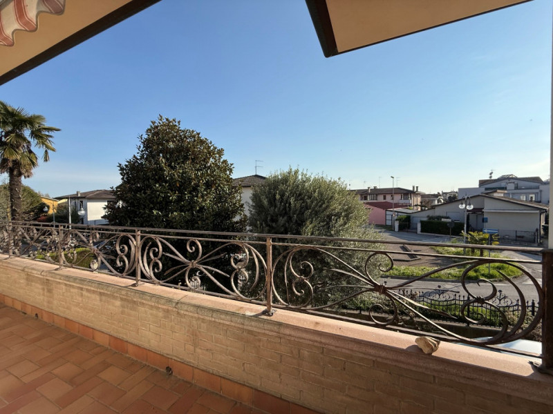 A Campolongo Maggiore, in zona centrale nelle vicinanze della chiesa proponiamo in vendita porzio...