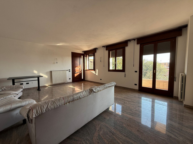 A Campolongo Maggiore, in zona centrale nelle vicinanze della chiesa proponiamo in vendita porzio...