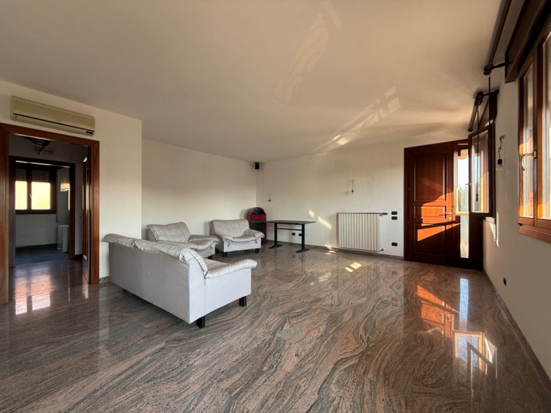 A Campolongo Maggiore, in zona centrale nelle vicinanze della chiesa proponiamo in vendita porzio...