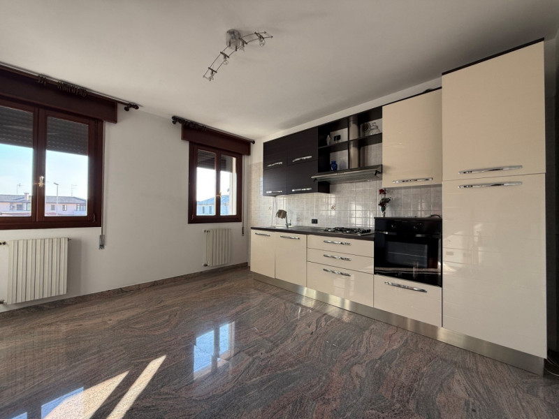 A Campolongo Maggiore, in zona centrale nelle vicinanze della chiesa proponiamo in vendita porzio...