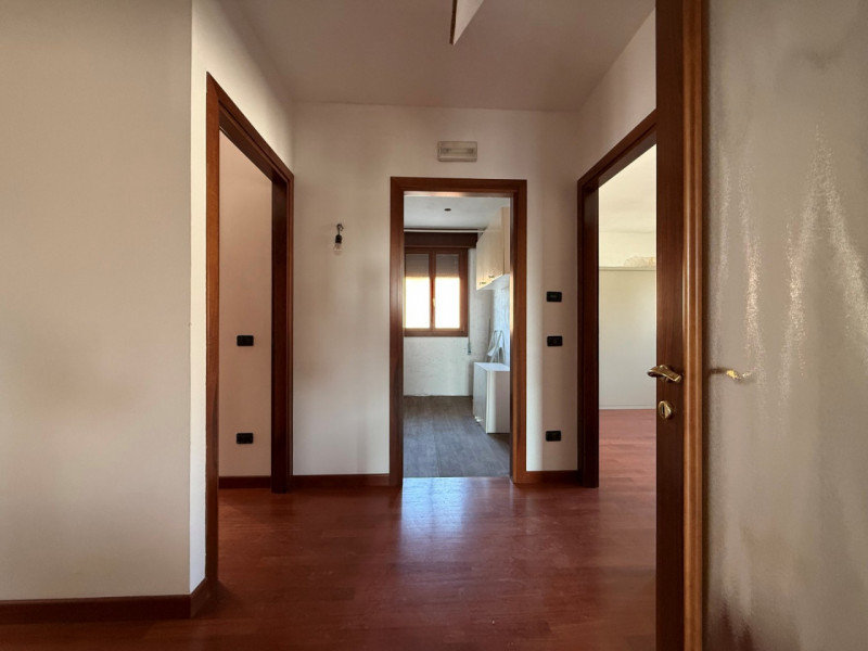 A Campolongo Maggiore, in zona centrale nelle vicinanze della chiesa proponiamo in vendita porzio...