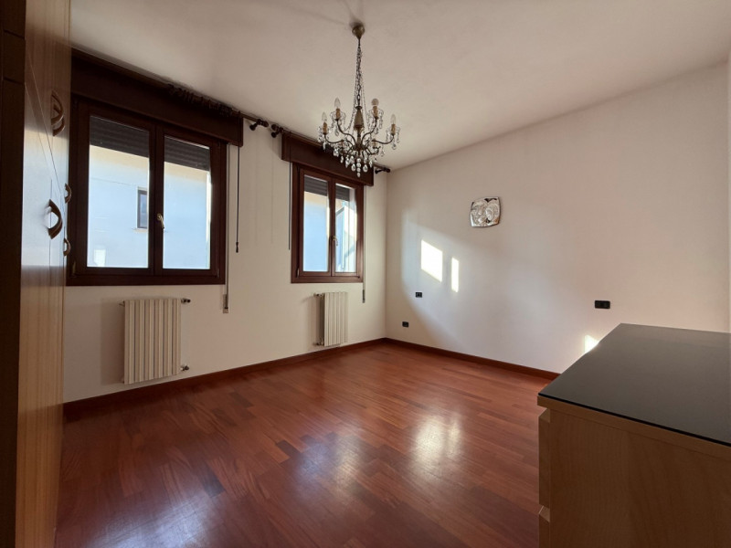 A Campolongo Maggiore, in zona centrale nelle vicinanze della chiesa proponiamo in vendita porzio...