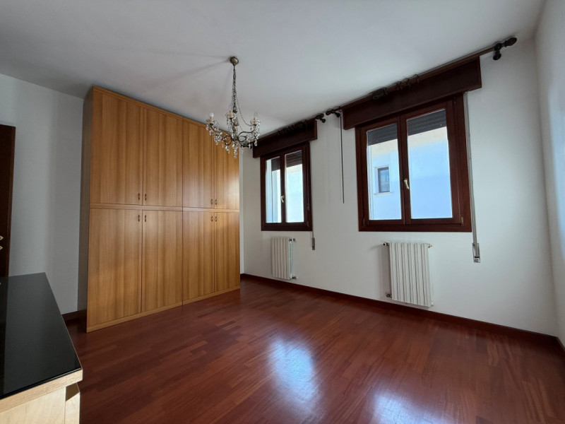 A Campolongo Maggiore, in zona centrale nelle vicinanze della chiesa proponiamo in vendita porzio...