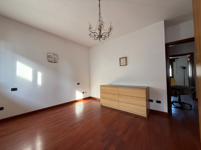 A Campolongo Maggiore, in zona centrale nelle vicinanze della chiesa proponiamo in vendita porzio...