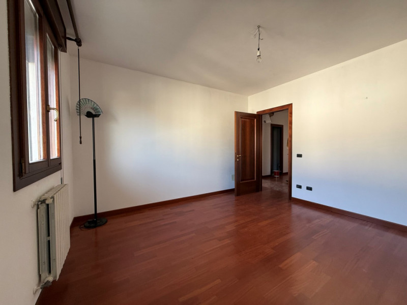 A Campolongo Maggiore, in zona centrale nelle vicinanze della chiesa proponiamo in vendita porzio...