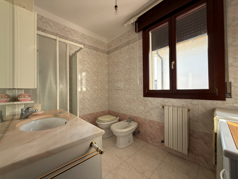 A Campolongo Maggiore, in zona centrale nelle vicinanze della chiesa proponiamo in vendita porzio...