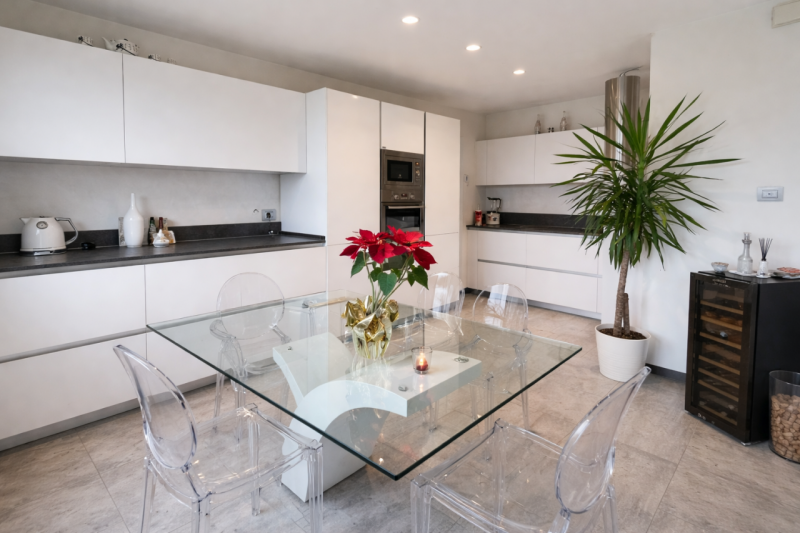 Scopri questa splendida porzione di testa di trifamiliare, situata nella tranquilla zona di Barba...