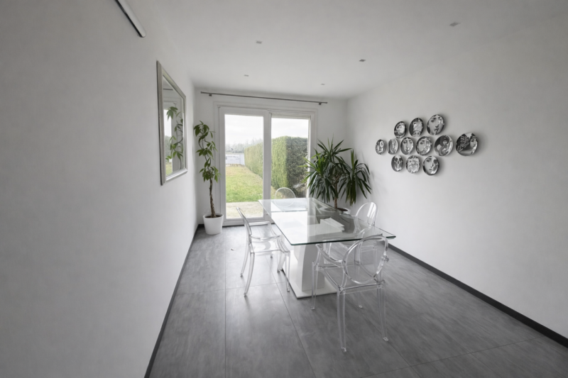 Scopri questa splendida porzione di testa di trifamiliare, situata nella tranquilla zona di Barba...