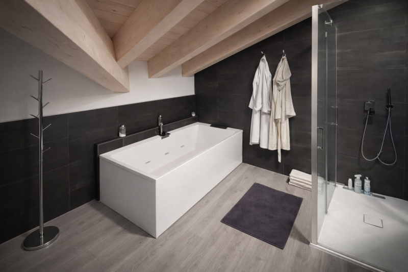 Scopri questa splendida porzione di testa di trifamiliare, situata nella tranquilla zona di Barba...