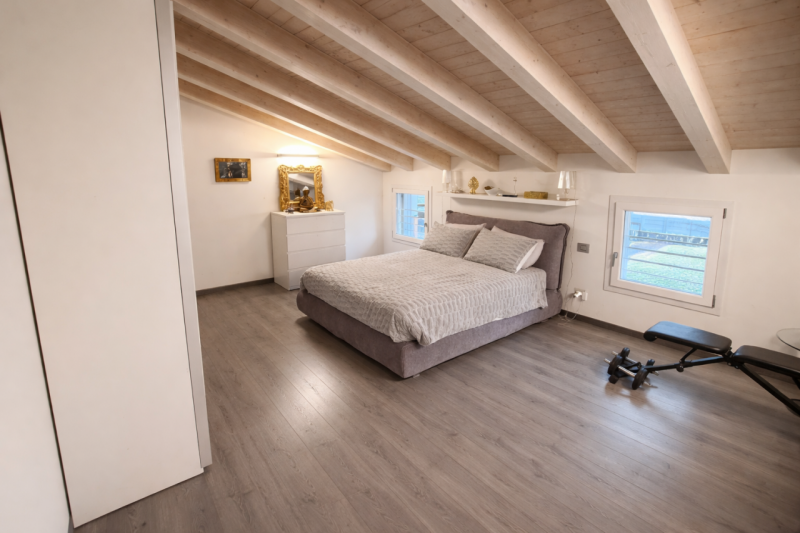 Scopri questa splendida porzione di testa di trifamiliare, situata nella tranquilla zona di Barba...