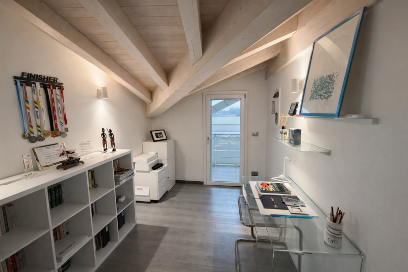 Scopri questa splendida porzione di testa di trifamiliare, situata nella tranquilla zona di Barba...