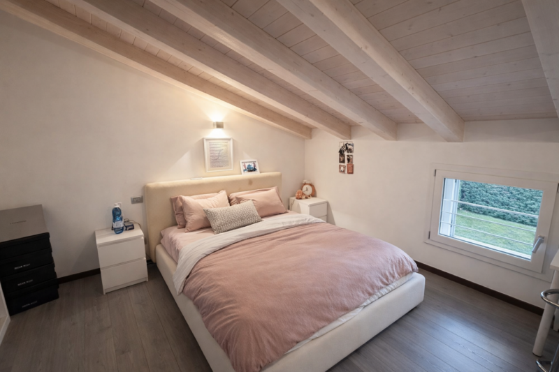 Scopri questa splendida porzione di testa di trifamiliare, situata nella tranquilla zona di Barba...