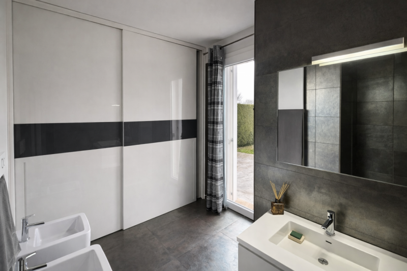 Scopri questa splendida porzione di testa di trifamiliare, situata nella tranquilla zona di Barba...