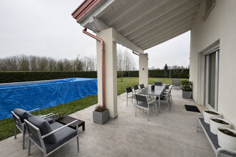 Scopri questa splendida porzione di testa di trifamiliare, situata nella tranquilla zona di Barba...