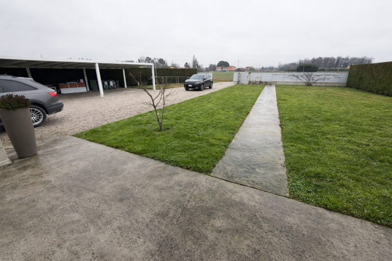 Scopri questa splendida porzione di testa di trifamiliare, situata nella tranquilla zona di Barba...