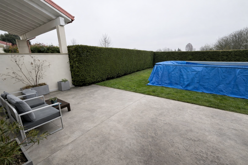 Scopri questa splendida porzione di testa di trifamiliare, situata nella tranquilla zona di Barba...