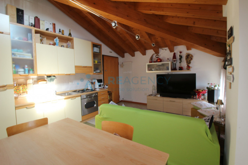 Breganze

Stai cercando un appartamento bicamere in affitto?

Prezzo €650 mensili

CHIAMACI ORA a...