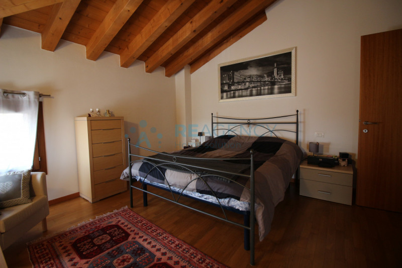 Breganze

Stai cercando un appartamento bicamere in affitto?

Prezzo €650 mensili

CHIAMACI ORA a...