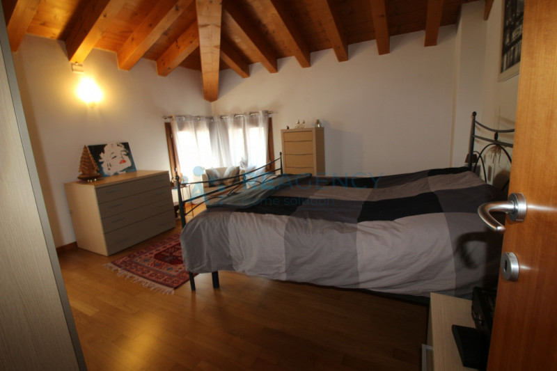 Breganze

Stai cercando un appartamento bicamere in affitto?

Prezzo €650 mensili

CHIAMACI ORA a...