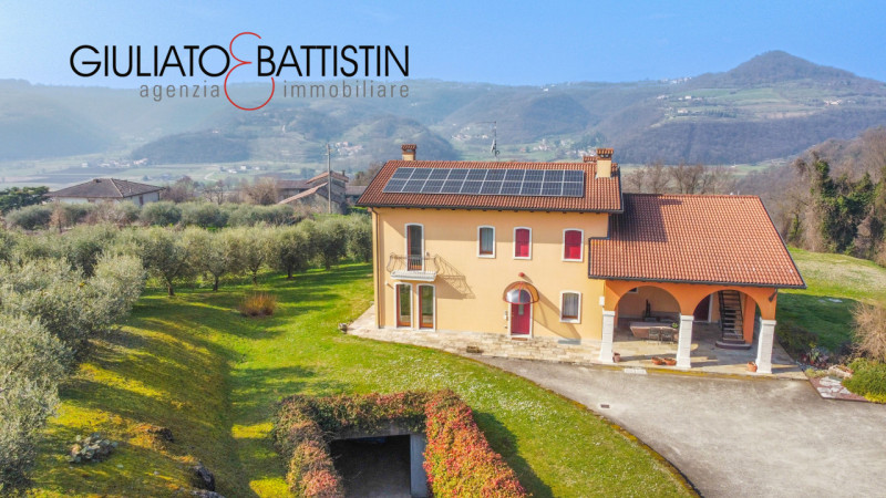 Sovizzo: Montemezzo, siamo a proporre elegante e raffinata villa singola contemporanea con posizi...