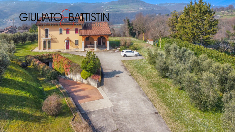Sovizzo: Montemezzo, siamo a proporre elegante e raffinata villa singola contemporanea con posizi...
