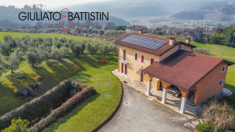 Sovizzo: Montemezzo, siamo a proporre elegante e raffinata villa singola contemporanea con posizi...