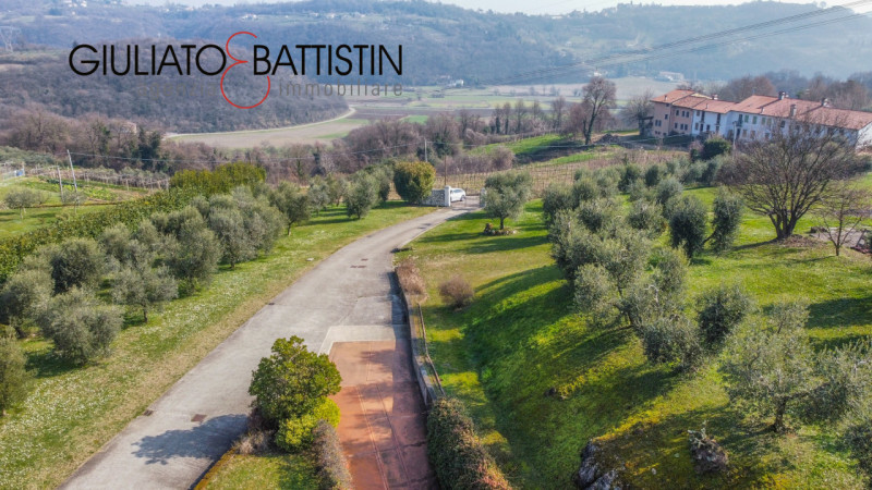 Sovizzo: Montemezzo, siamo a proporre elegante e raffinata villa singola contemporanea con posizi...