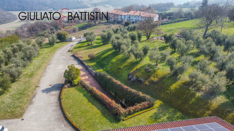 Sovizzo: Montemezzo, siamo a proporre elegante e raffinata villa singola contemporanea con posizi...